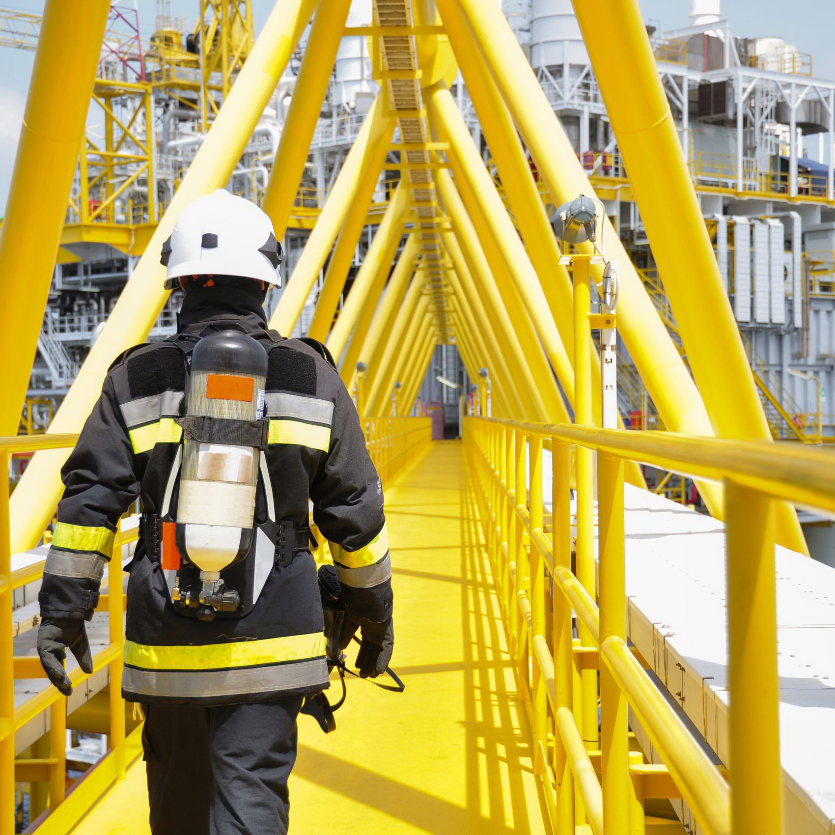 معايير السلامة في مجمعات المشتقات النفطية ومحطات التوزيع